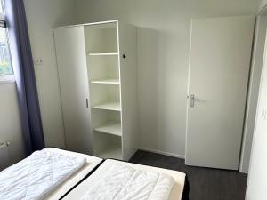 Maison Cube 6, Hiking, Fishing, Lake, Boat, Arnhem客房内的一张或多张床位