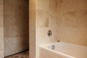 ห้องน้ำของ Bramley Barn near Bath + Hot tub +60 ภาพ
