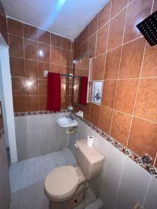 ein Badezimmer mit Toilette und Waschbecken in der Unterkunft Casahuitron in Mahahual