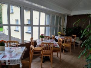 Un restaurant u otro lugar para comer en The Monkey Puzzle