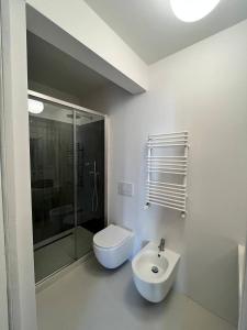 ein Badezimmer mit Toilette, Dusche und Waschbecken in der Unterkunft B&B Dimora Liberty in Genua