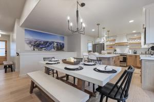 Køkken eller tekøkken på Hot Tub, Heber Home, Pet-Friendly, Games, Sleeps 13 Guest!