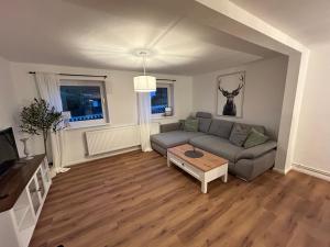 克劳斯塔尔采勒费尔德Bergwiesenblick38678的客厅里有一张沙发和一张咖啡桌。