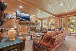 Una sala de estar con un sofá y una chimenea. en Deer Valley Pet Friendly Hot Tub, Cabin Vibes, Great Views!, en Park City