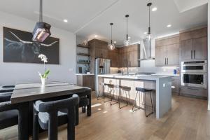 Η κουζίνα ή μικρή κουζίνα στο Mountain House PC, Snowy Lake Views Private Hot Tub, New Build, Jordanelle Lake!