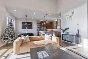 Η κουζίνα ή μικρή κουζίνα στο Mountain House PC, Snowy Lake Views Private Hot Tub, New Build, Jordanelle Lake! +25 φωτογραφίες