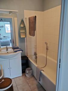 Ένα μπάνιο στο Les baigneurs apt très calme 2 chambres 58 m2 parking privé et balcon