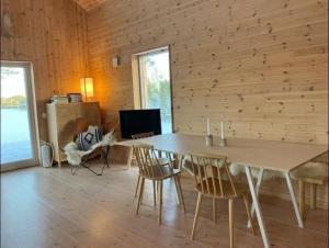 Una televisión o centro de entretenimiento en Wonderful barn cabin in Järvsö Harsa