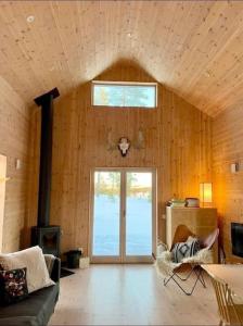 Un lugar para sentarse en Wonderful barn cabin in Järvsö Harsa