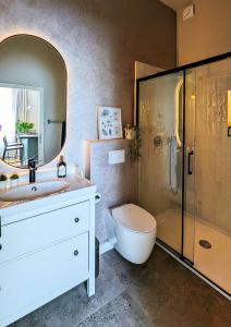 Phòng tắm tại Apartments in Historic Center, Quiet Area, AC +48 ảnh