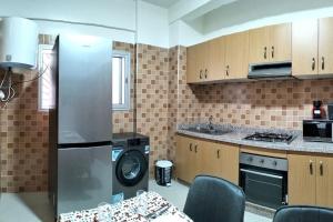 Η κουζίνα ή μικρή κουζίνα στο Serenity Residence Spacious Modern 2BR Apartment in Haut Founty, Agadir