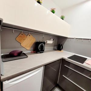 - une petite cuisine avec un comptoir blanc dans l'établissement Apartament Centrum Warszawa, à Varsovie