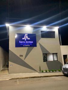 un edificio con un cartello sul lato di Santo Antônio Hotel Ltda ad Angatuba
