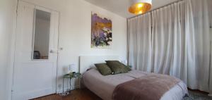 Postel nebo postele na pokoji v ubytování Maison Calme Terrasse et Jardin Vue Forêt + 37 fotografií