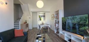 TV a/nebo společenská místnost v ubytování Maison Calme Terrasse et Jardin Vue Forêt