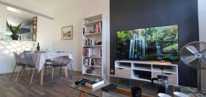 TV a/nebo společenská místnost v ubytování Maison Calme Terrasse et Jardin Vue Forêt