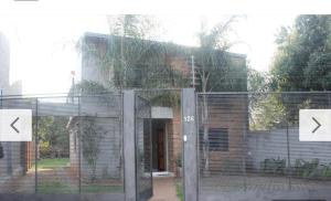 um edifício com um portão em frente a um edifício em Dos ambientes para tres personas em Luque