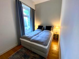 a bed in a room with a window at Apartment im Herzen Hamburgs in Hamburg
