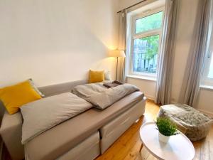 a bed in a small room with a window at Apartment im Herzen Hamburgs in Hamburg