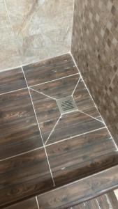 parc sebastian في بوخارست: دش بسقف من البلاط مع فتحة تهوية