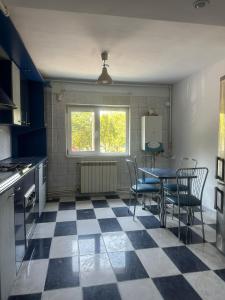 parc sebastian في بوخارست: مطبخ مع أرضية متقنة وطاولة وكراسي