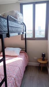 a bedroom with a bunk bed and two windows at Departamento nuevo Santa Rosa del Mar, familiar, bien iluminado y cerca de todo, con estacionamiento gratis in Coquimbo +39 photos
