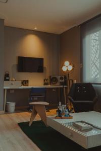 a living room with a coffee table and a couch at The Click Clack Hotel Bogotá in Bogotá