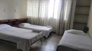 Postel nebo postele na pokoji v ubytování Roof Hostel + 37 fotografií