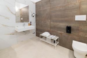 un baño con lavabo e inodoro en Vie Del Salento, en San Pancrazio Salentino 46 fotos más