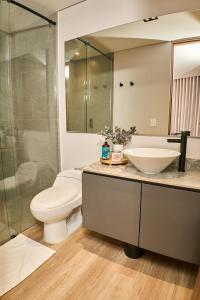 a bathroom with a sink and a toilet and a shower at HYPE STATES Cali in Cali