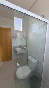 un bagno con wc e doccia in vetro di Hotel Habitar Serra do Salitre MG a Serra do Salitre