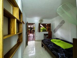 Hostal Nibuni Palomino客房内的一张或多张床位