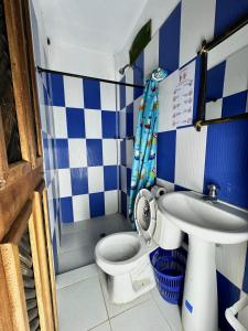 Hostal Nibuni Palomino的一间浴室