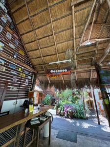 TV a/nebo společenská místnost v ubytování Hostal Nibuni Palomino