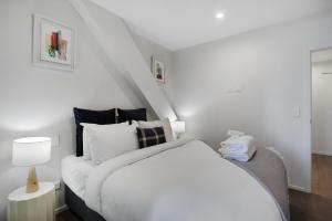 Ένα ή περισσότερα κρεβάτια σε δωμάτιο στο Augustus Harmony Apartment with Parking - Air-con +22 φωτογραφίες