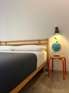 Un dormitorio con una cama y una lámpara sobre una mesa. en Centro Storico e Piazze - Free WiFi - Suite Antenore Deluxe, en Padua 26 fotos más