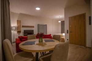 Imagine din galeria proprietății Element Suites - Red - Apt 1BD - Kalambaka în Kalabaka