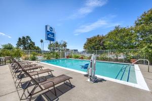 una piscina con sedie a sdraio e una piscina di Best Western Capital City Inn a Sacramento