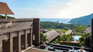 芭东海滩Avista Hideaway Phuket Patong - MGallery的享有建筑的空中海景