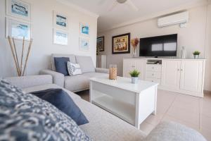 ein Wohnzimmer mit Sofa und Fernseher in der Unterkunft Las Nasas, Vistas al Mar, 2 dormitorios in San Agustín