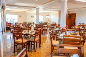 a dining room filled with tables and chairs at Hotel Dom Leopoldo in São Mateus do Sul