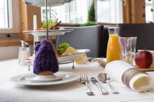 Apartments in Filzmoos - Salzburger Land 41136 في فيلزموس: طاولة عليها طبق طعام عليه جسم أرجواني اللون