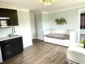 a white kitchen with a bed in a room at Solano Inn in Portland