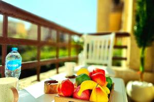 a box of fruit on a table on a balcony at cozy cozy in Madinaty