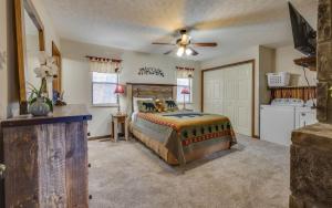 Un pat sau paturi într-o cameră la Grin N Bear It