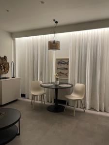uma sala de jantar com mesa e cadeiras em Picasso City Centre 1D em Málaga