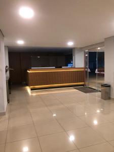 an empty lobby with a large flat screen tv at Flat Red Sorocaba- Green in Sorocaba