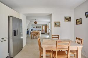 普罗旺斯艾克斯Le Bastidon, Aix en Pce proche centre, climatisé, 4 chambres的配有桌椅的厨房和餐厅