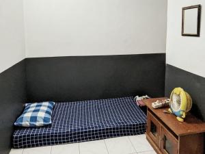 Postel nebo postele na pokoji v ubytování Kosan Syariah Mas Slamet