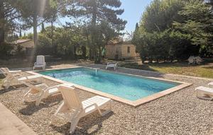 Πισίνα στο ή κοντά στο 4 Bedroom Beautiful Home In Chamaret